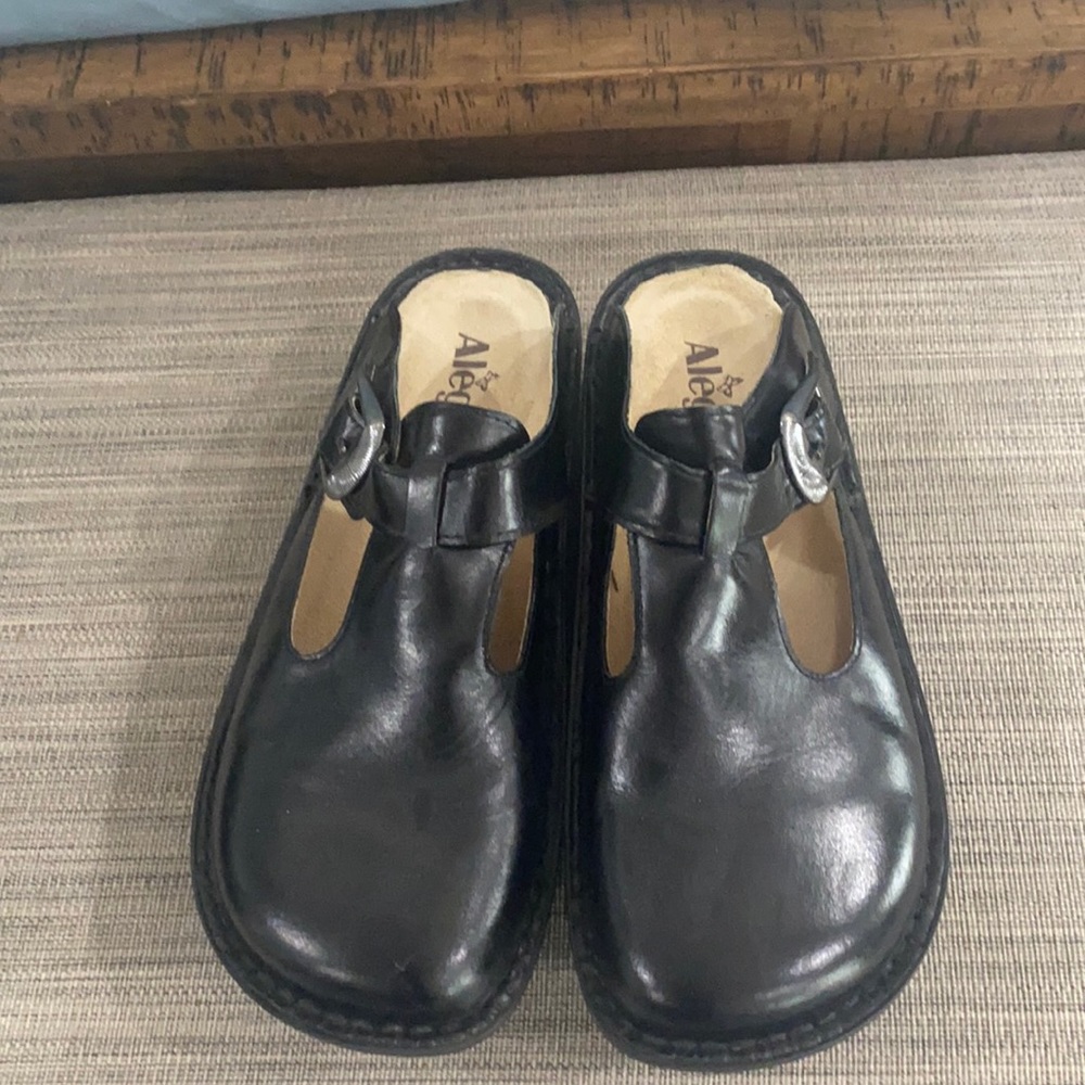 Alegria black slides.